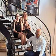 Familie Neuhaus Familie Neuhaus auf einer Treppe